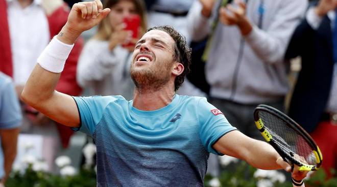 Marco Cecchinato vince i quarti al RG
